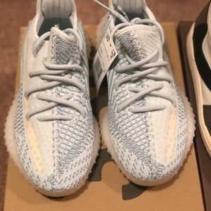 Yeezy 350 cloud size 4